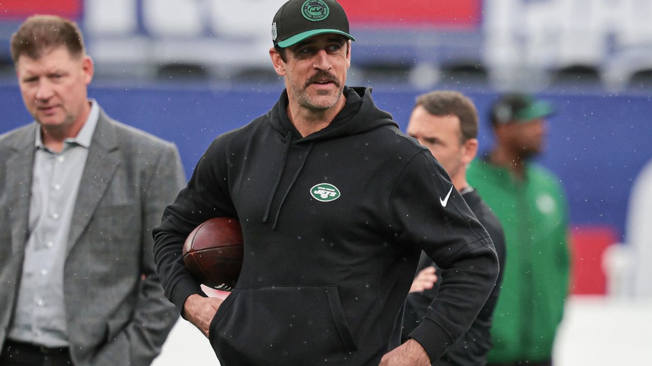 "That is a Huge Gamble": NFL Insider Advises Aaron Rodgers to Stay Away from the Field This Season, Even After Making a Miraculous Recovery