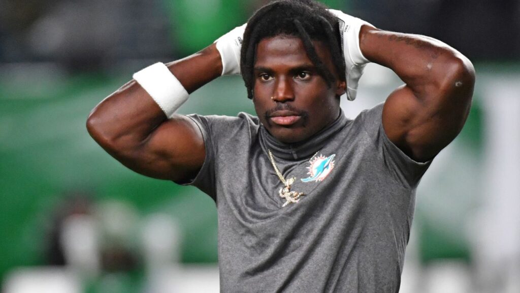 Young Girl Humbles ‘The Cheetah’ Tyreek Hill With Incredible Dodging & Catching Skills