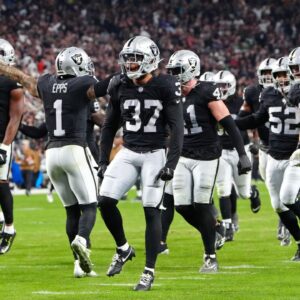 "It's Corny, But I Love It": Antonio Pierce's Raiders Going on a Cigar Smoking Spree After Defeating the Jets Impresses NFL Fans
