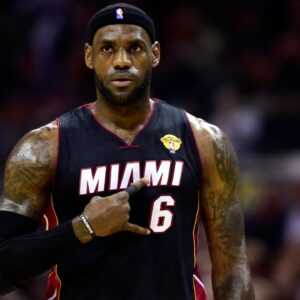 "Shoot That Broke A** Sh*t!": LeBron James Getting Heckled By Suns Players On The Heat Led To Him Going Ballistic In The 4th Quarter