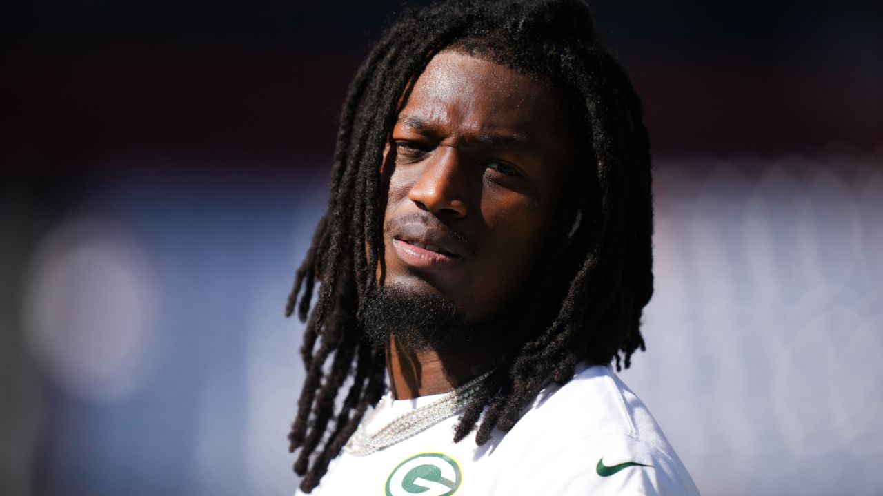 Aaron Jones Struggles to Hold Back Tears After Receiving a Diamond Made Out of His Father's Ashes