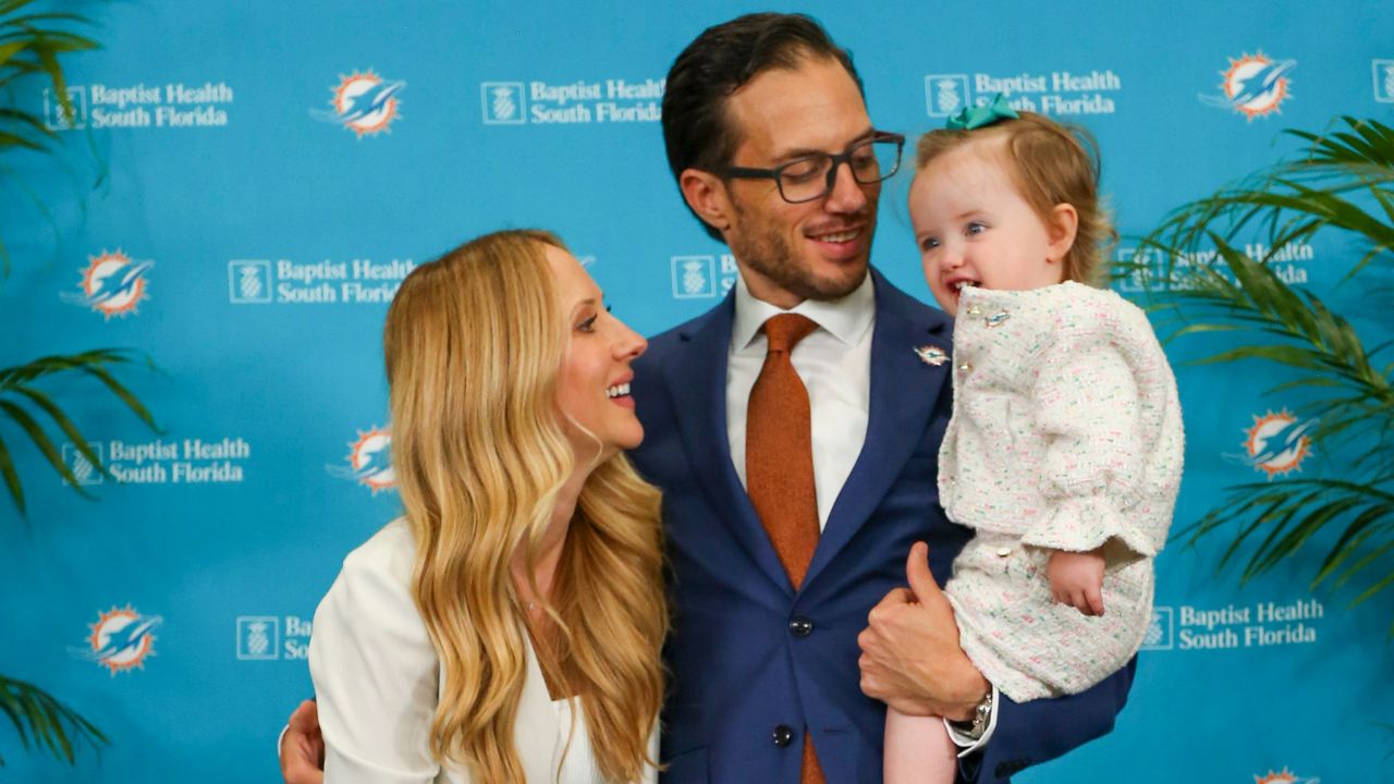 Mike McDaniel’s Adorable Daughter’s Reaction After Unexpectedly Seeing Her Hero Is Winning the Internet