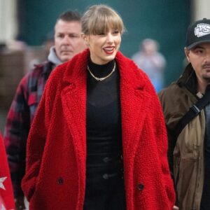 Viral Snap of Taylor Swift Tipping $100 to Stadium Worker at Chiefs Game Earns Respect From Fans