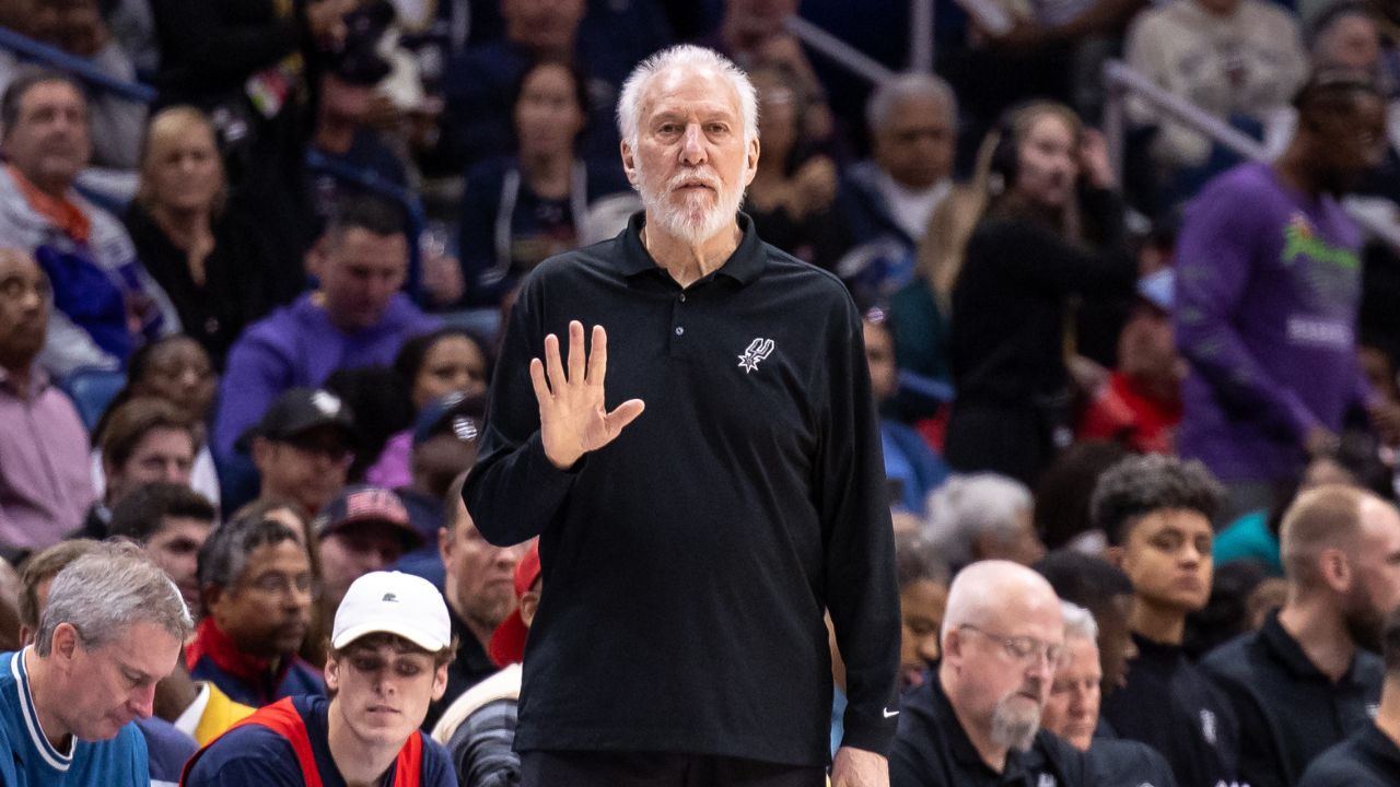 Credits: Dec 1, 2023; New Orleans, Louisiana, USA; San Antonio Spurs head coach Gregg Popovich calls a play during a New Orleans Pelicans free throw attempt by New Orleans Pelicans forward Zion Williamson (1) during the first half at the Smoothie King Center.