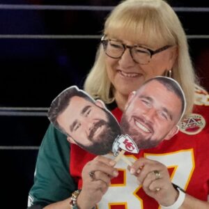 Old Visuals of Jason Kelce Urging Mom Donna to Celebrate With Travis Kelce at Super Bowl LVII Leaves NFL Fans Teary Eyed