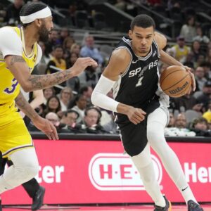 “Leading Candidate for Rookie of the Year”: Anthony Davis Showers Victor Wembanyama With Praise After Gritty 122–119 Win Over Spurs