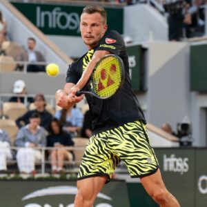 Marton Fucsovics Makes Strange Wardrobe Fiasco Work in His Favor, Wins First Set Against Grigor Dimitrov