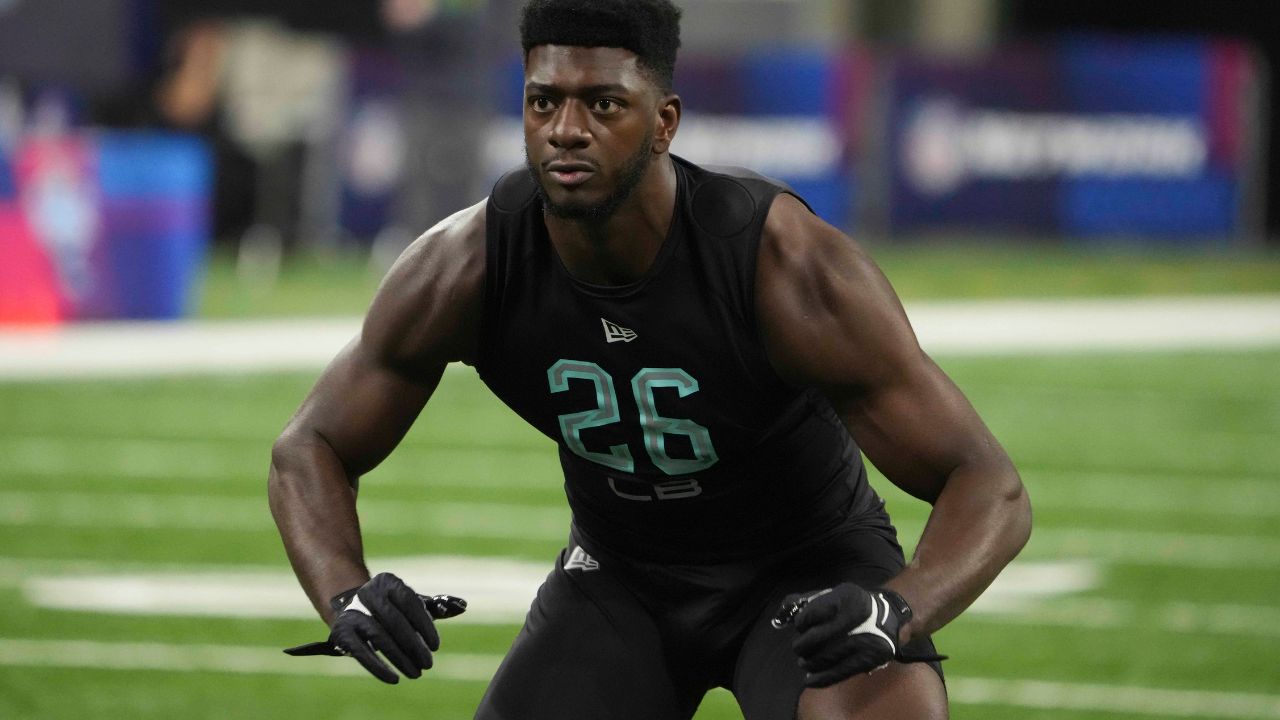 6 Years After Getting Florida LB Jeremiah Moon's Cleats, Young Fan Grows Up to Become a US Marine and Fly Over Hero's Game