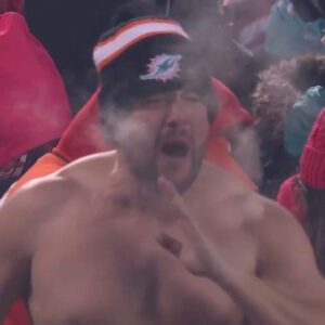 "Hypothermia for Him": Shirtless Dolphins Fan Jumping Around in -30 Degree Weather Goes Viral, as Patrick Mahomes Scores TD-1