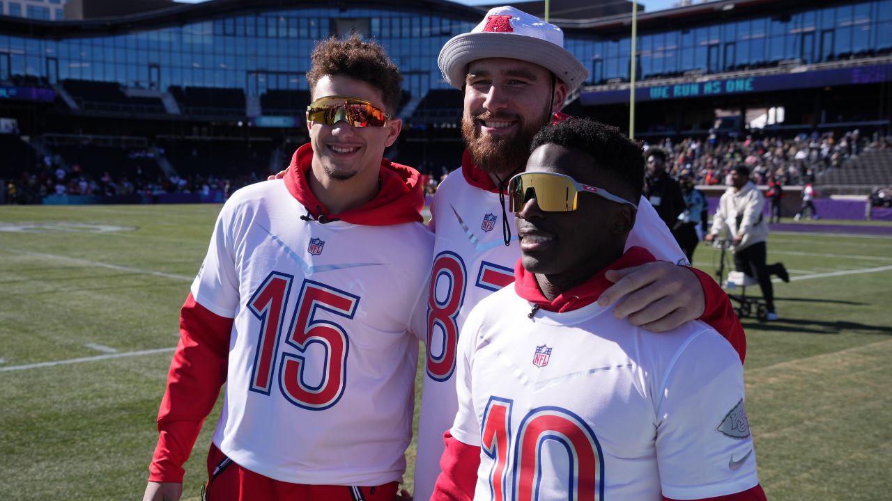 "Don't Be Throwing Ducks…": Tyreek Hill Sends Miami GP Sideline Plea To Mahomes After Viral Throw