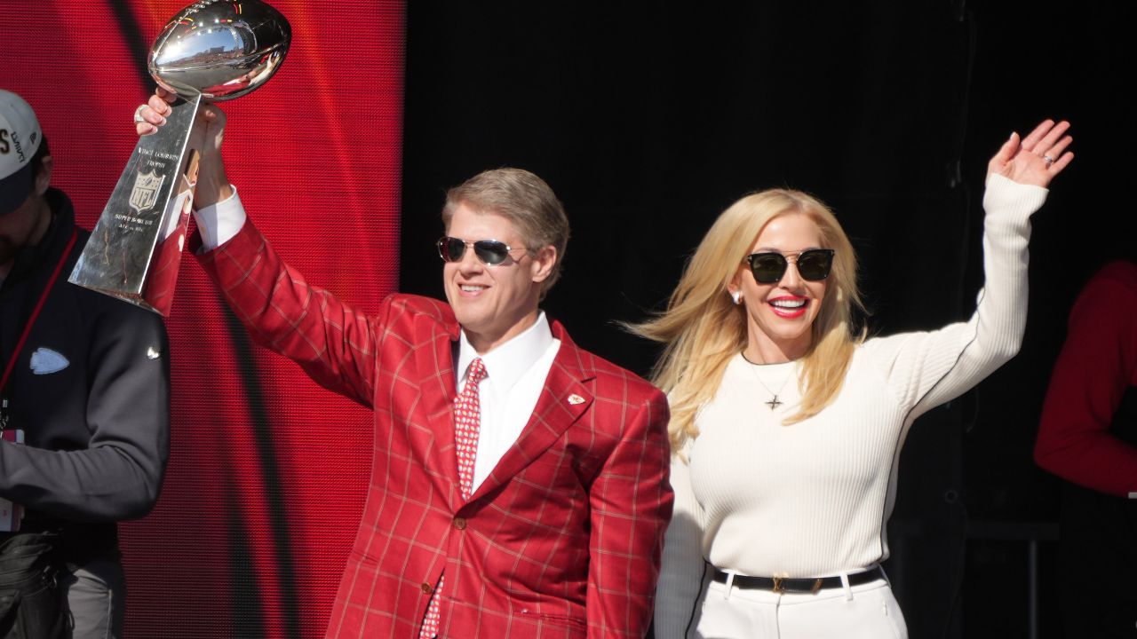 WATCH: Inside Footage of Clark Hunt’s Multi-Million Dollar ‘Mansion-Like Suite’ Above Arrowhead