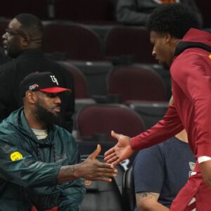 "Bron and Bronny to the Knicks Next Year": LeBron James' Sporting An NYK Towel After Lakers Win Has NBA Twitter Speculating