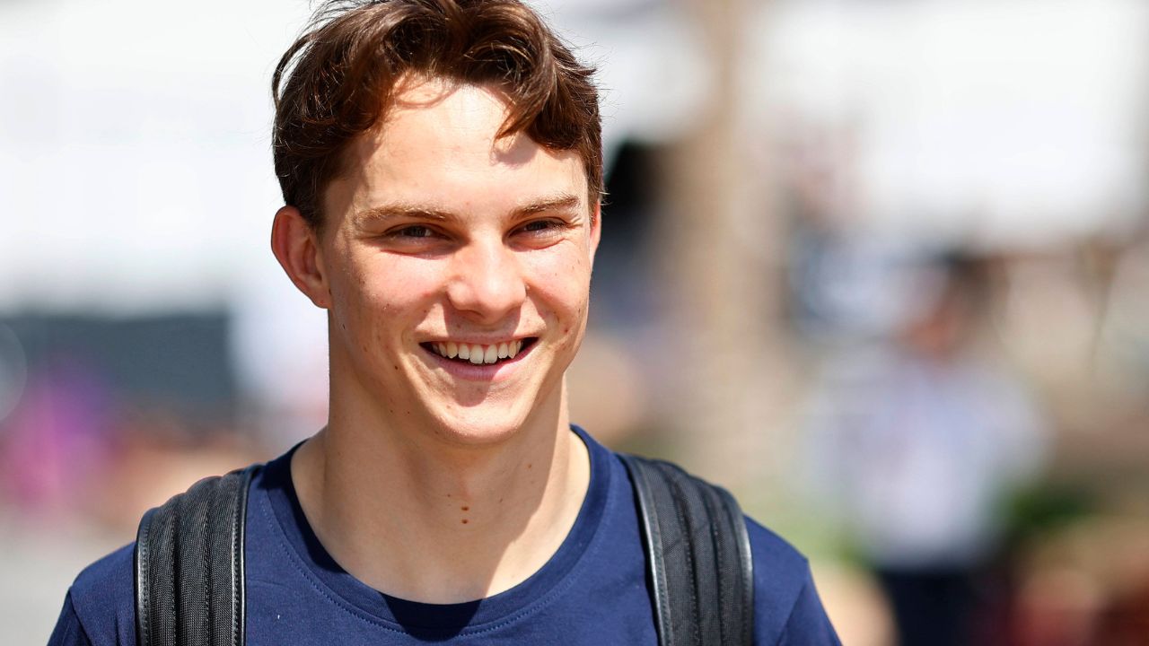 Fans Have Caught Oscar Piastri Making Public Transport Announcement in Australia