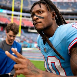 DeAndre Hopkins Shares Bizarre Reason Why He Wears 5XL Gloves