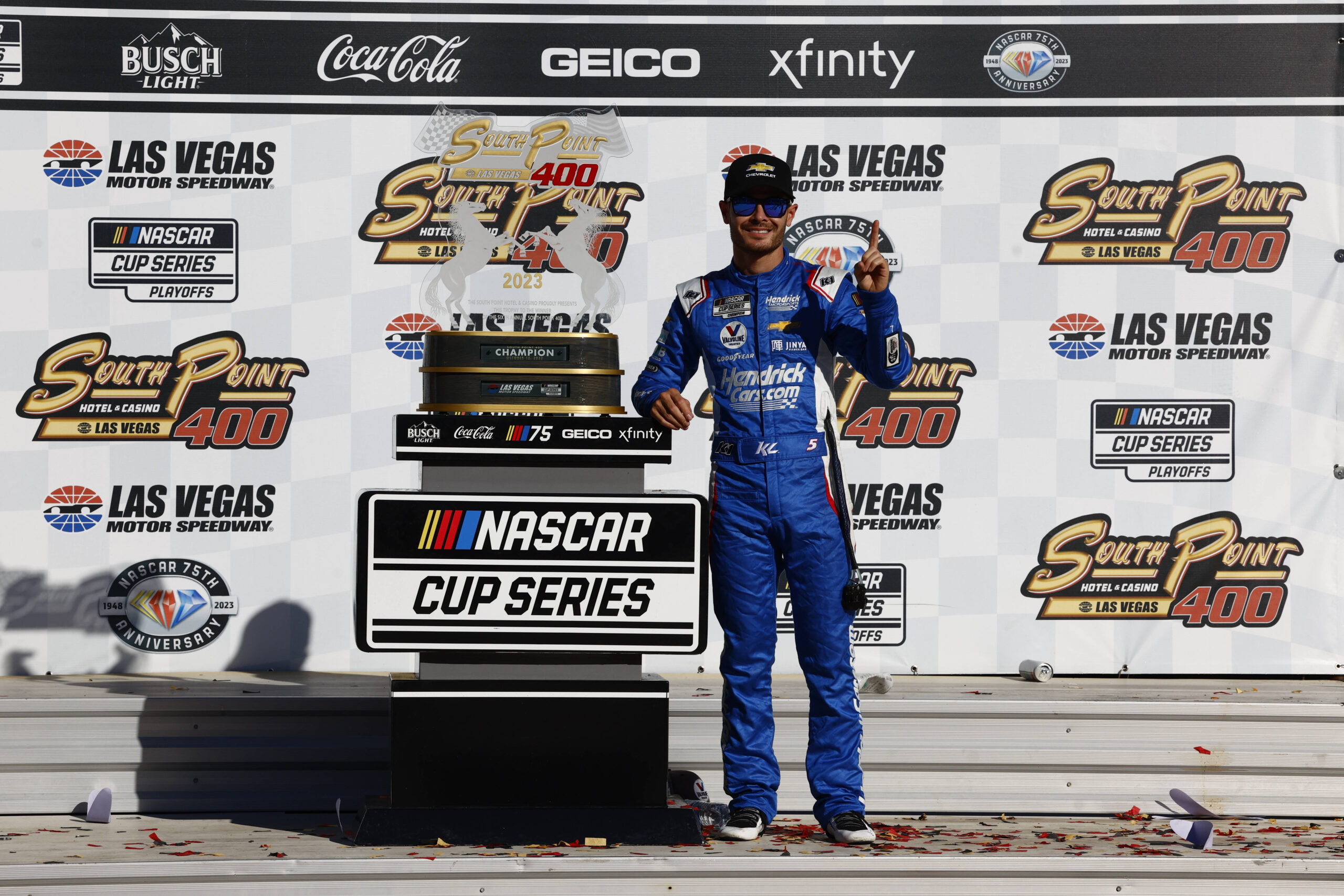 NASCAR Las Vegas Throwback: Kyle Larson delivers first victory for Rick Hendrick in dominant championship season