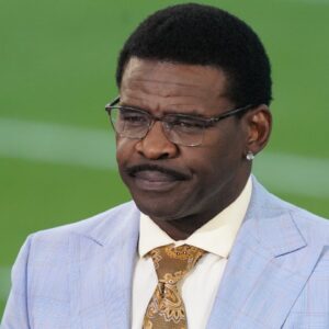 “Oh Sh*t, Now I’m Stuck Down Here”: Michael Irvin Explains Why He Sat in a Weird Position on the Miami Sidelines