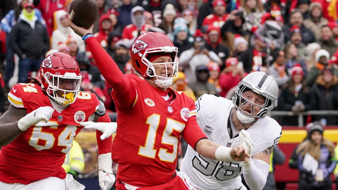 Raiders QB Admits to Maxx Crosby He Can't Be as Good as Patrick Mahomes: "It's Like Telling a Kid Go Watch LeBron James"