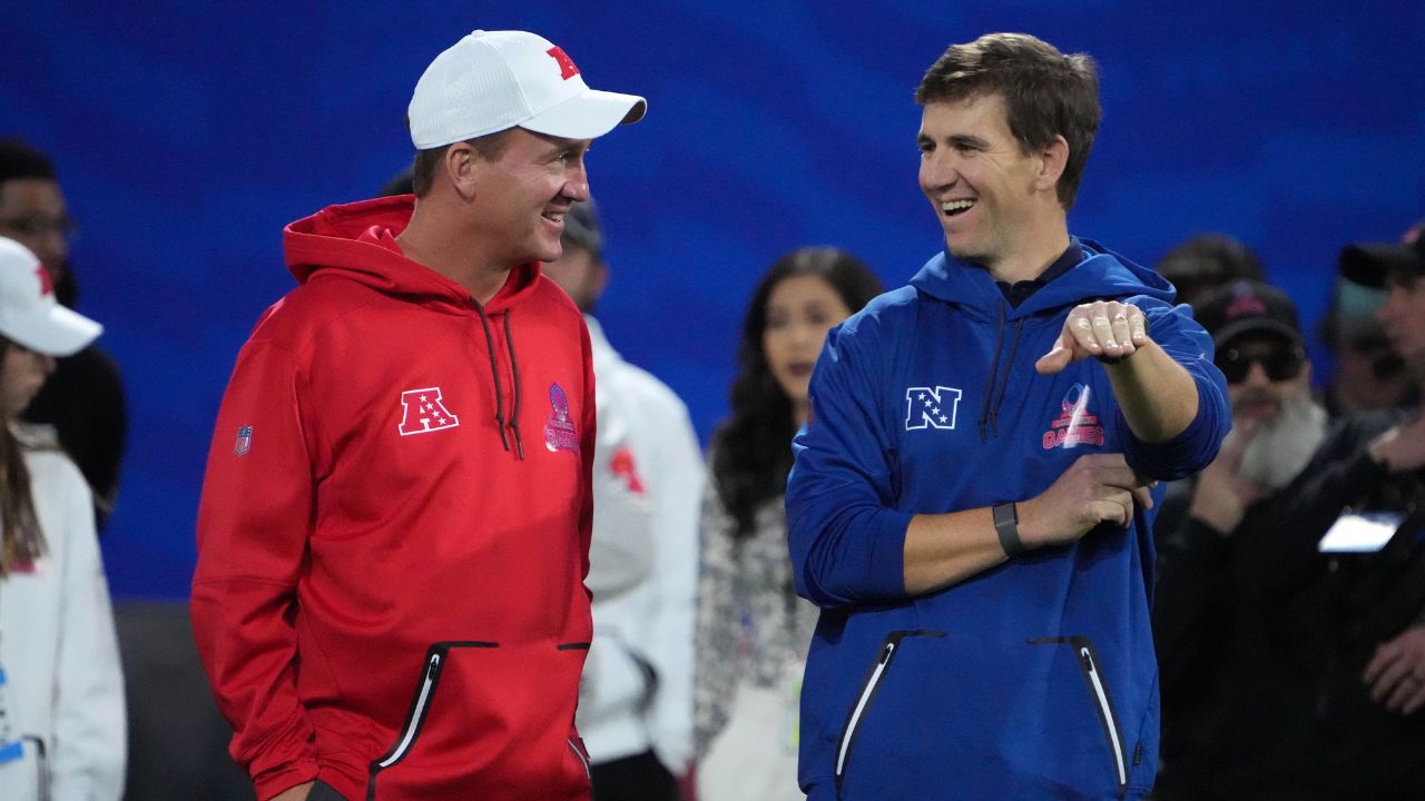 Eli Manning Roasts Peyton’s Poor Fashion Sense During Morgan Wallen Concert, Comparing Him to Travis Kelce and Patrick Mahomes