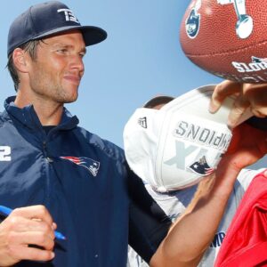 Tom Brady Gets Sloppy and Fans Reportedly Lose Thousands of Dollars Over His Lazy Signatures