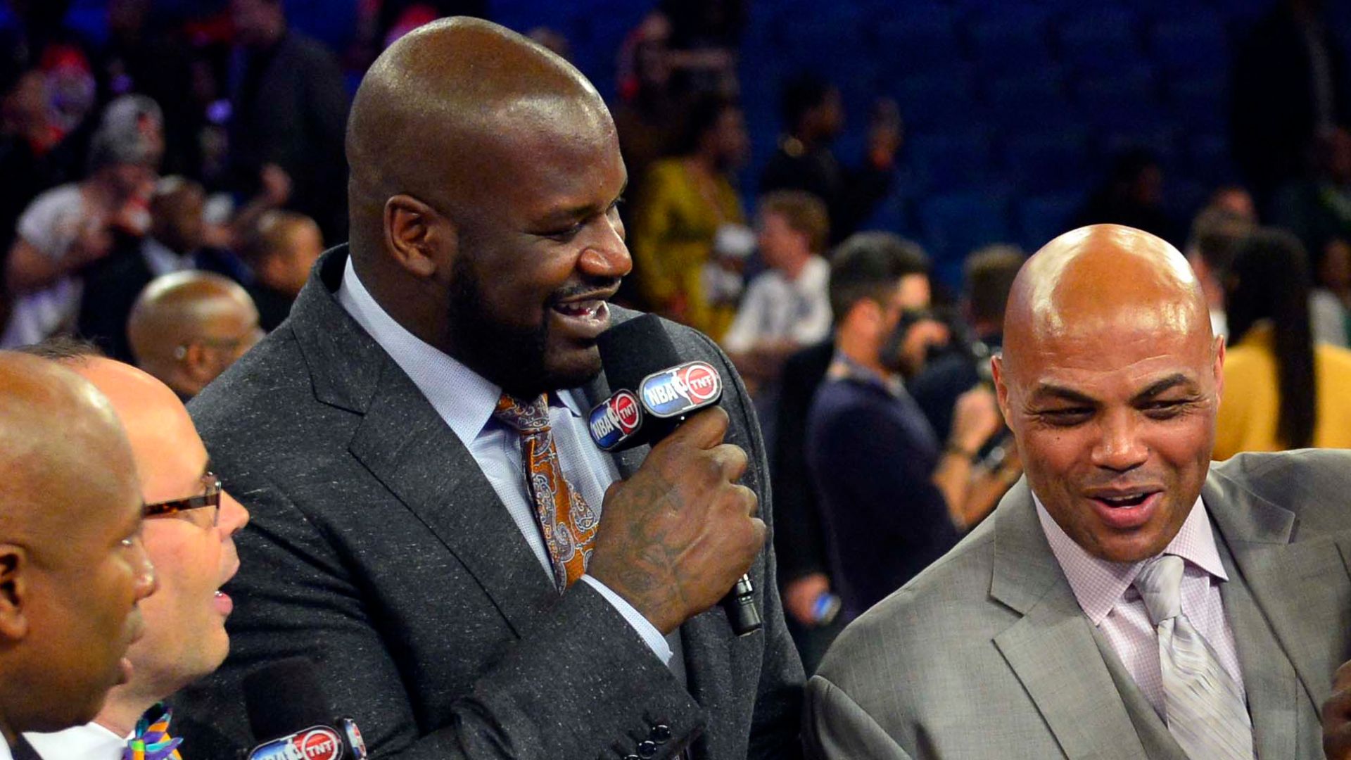 “Doing That During a Game Is WILD”: Shaquille O’Neal and Charles Barkley Put Their Hall of Fame Feet to Test for the Fans’ Amusement