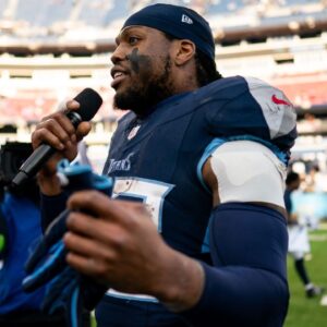 Derrick Henry's Insanely Webbed Hands Catch Fans Off Guard Along With His Massive Frame