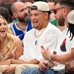 Man Sitting Behind Patrick Mahomes & Travis Kelce Steals The Show During Chiefs' Mavs Visit