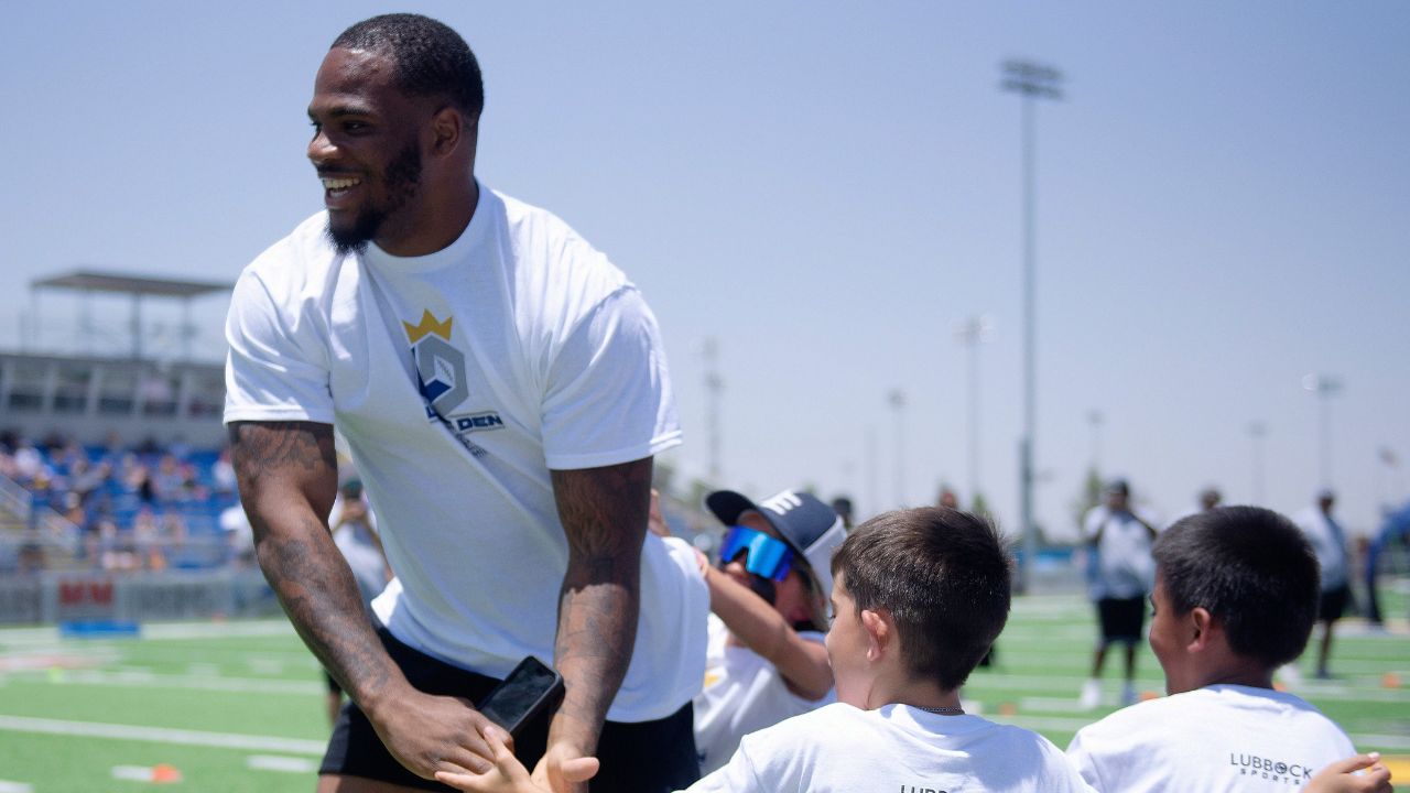 NFL Beast Micah Parsons Gets Brutally Manhandled by Lineman From Middle School