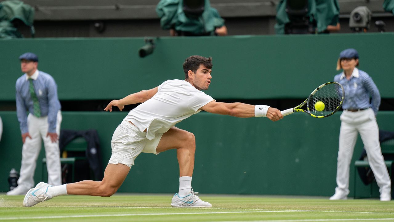 Has Carlos Alcaraz Hit the Shot of Wimbledon 2024? Spaniard Goes Viral With Incredible One-Handed Backhand Retrieve