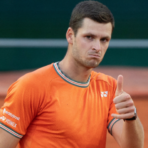 Hubert Hurkacz Copies Iconic Novak Djokovic Act in Montreal During Rain Break
