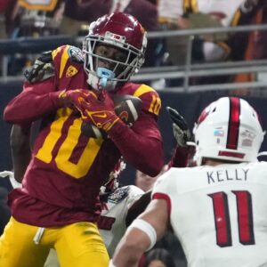 “Crazy Skills”: Kyron Hudson’s Stunning One-Handed Catch vs LSU Gets Football Fans Talking