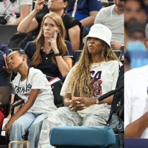 LeBron James, Zhuri James and Savannah James (L), Barack Obama (R)