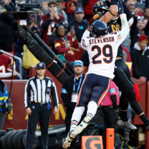 Washington Commanders tight end Zach Ertz (86) attempts to catch a touchdown pass as Chicago Bears cornerback Tyrique Stevenson (29) defends during the second quarter at Northwest Stadium.