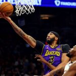 Los Angeles Lakers forward Anthony Davis (3) shoots the ball against Phoenix Suns forward Kevin Durant (35) during the first quarter at Footprint Center