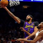 Los Angeles Lakers forward Anthony Davis (3) shoots the ball against Phoenix Suns forward Kevin Durant (35) during the first quarter at Footprint Center.