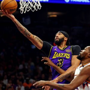 Los Angeles Lakers forward Anthony Davis (3) shoots the ball against Phoenix Suns forward Kevin Durant (35) during the first quarter at Footprint Center.