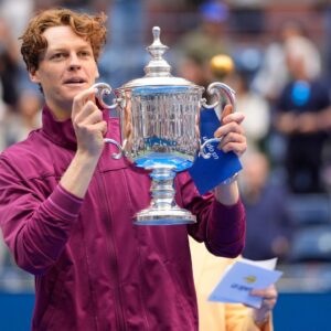 Jannik Sinner lifts the US Open 2024 trophy