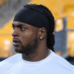New York Jets wide receiver Davante Adams (17) takes the field for warms up for a game against the Pittsburgh Steelers at Acrisure Stadium.