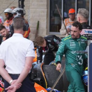 Fernando Alonso (ESP), Aston Martin Aramco Cognizant Formula One Team diskutiert mit Liam Lawson (NZL)