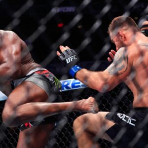 El campeoÂ³n de peso pesado de UFC, Jon Jones (izq.), patea a su rival Stipe Miocic (der.) durante su pelea por el toÂ­tulo de peso pesado de UFC 309 en el Madison Square Garden de Nueva York. - ZUMAla2_ 0779969783st