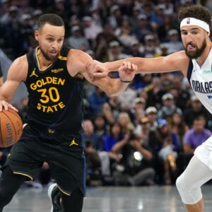 Golden State Warriors guard Stephen Curry (30) dribbles past Dallas Mavericks guard Klay Thompson (31) in the fourth quarter at the Chase Center.