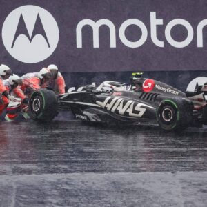 27 HULKENBERG Nico (ger), Haas F1 Team VF-24 Ferrari, action getting pushed by Marshalls
