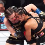 Amanda Serrano (red gloves) fights Katie Taylor(blue gloves) at AT&T Stadium