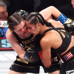 Amanda Serrano (red gloves) fights Katie Taylor(blue gloves) at AT&T Stadium