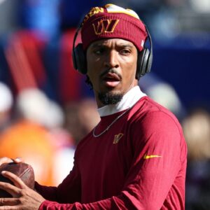 Washington Commanders quarterback Jayden Daniels (5) warms up before the game against the New York Giants at MetLife Stadium.