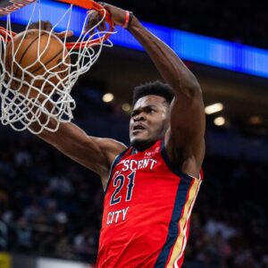 New Orleans Pelicans center Yves Missi (21) shoots the ball in the first half against the Indiana Pacers at Gainbridge Fieldhouse.