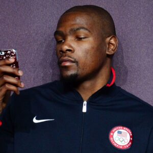 Kevin Durant checking his phone