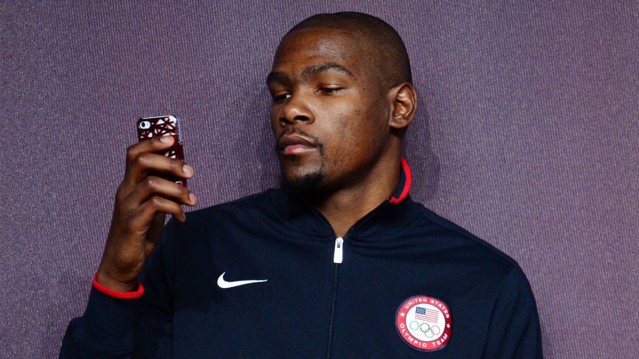 Kevin Durant checking his phone