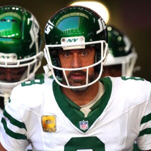 New York Jets quarterback Aaron Rodgers (8) warms up before the game against the Arizona Cardinals at State Farm Stadium.