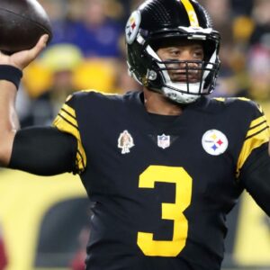 Pittsburgh Steelers quarterback Russell Wilson (3) passes against the New York Giants during the second quarter at Acrisure Stadium.