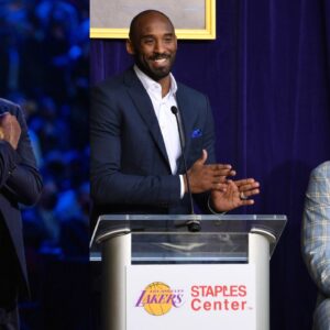 James Worthy (L), Kobe Bryant and Shaquille O'Neal (R)